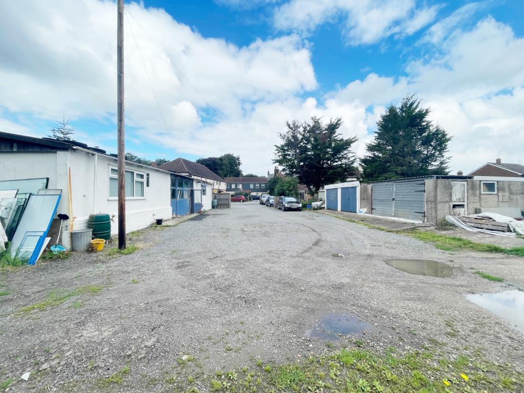 Lot: 25 - COMMERCIAL INVESTMENT AND LAND ENTIRE PLOT EXTENDING TO APPROXIMATELY 2.3 ACRES - General View of Yard